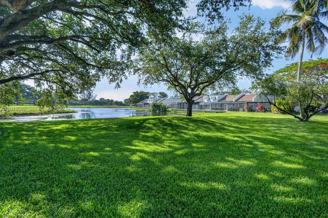 10750 S Golfview Dr, Pembroke Pines, FL 33026