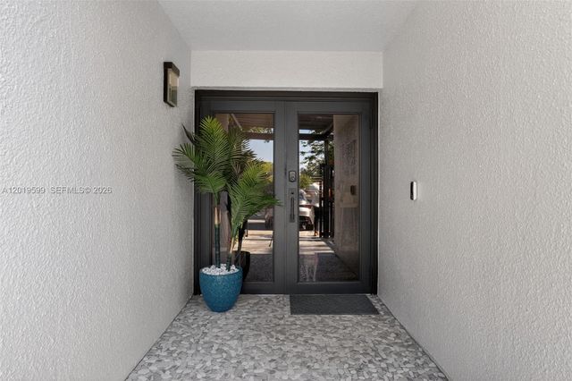 10750 S Golfview Dr, Pembroke Pines, FL 33026