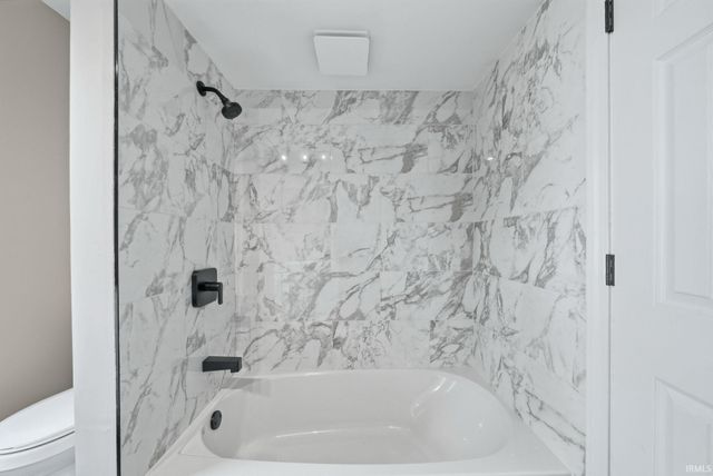 5226 Brookview Drive, Fort Wayne, IN 46835