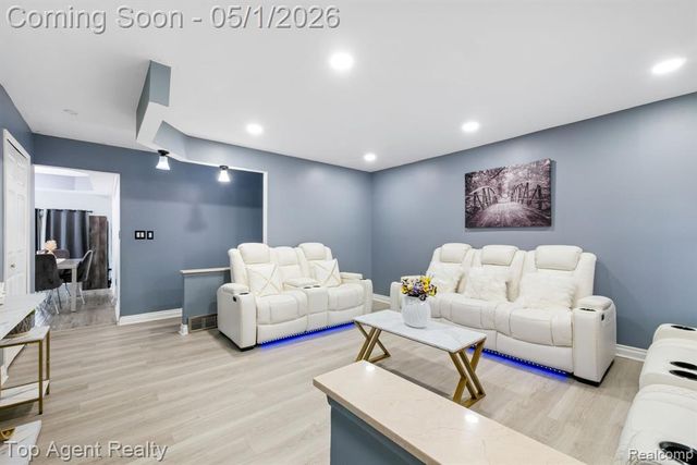 33437 Somerset Drive, Sterling Heights, MI 48312