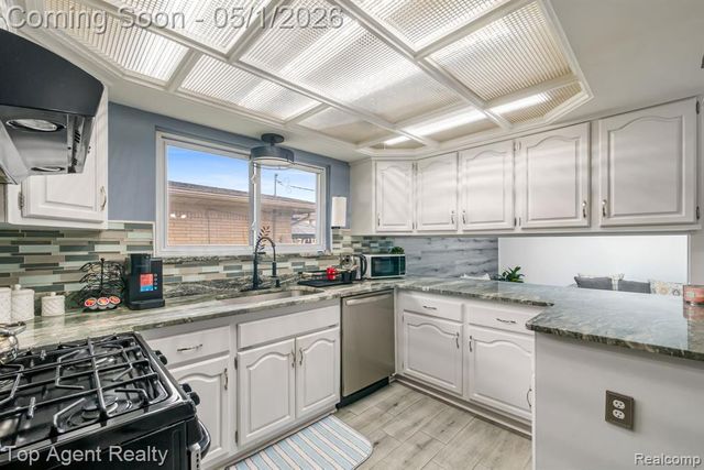 33437 Somerset Drive, Sterling Heights, MI 48312