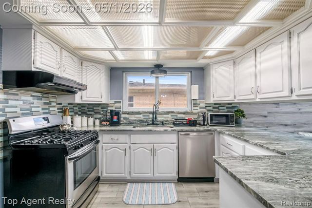33437 Somerset Drive, Sterling Heights, MI 48312