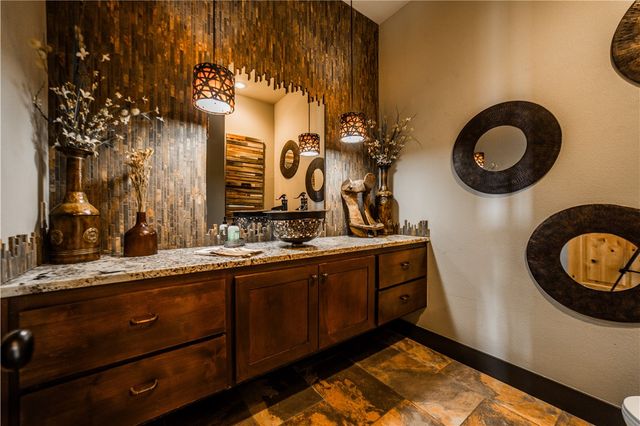 887 1st Avenue, Gentry, AR 72734