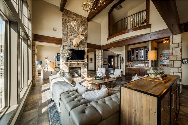 887 1st Avenue, Gentry, AR 72734