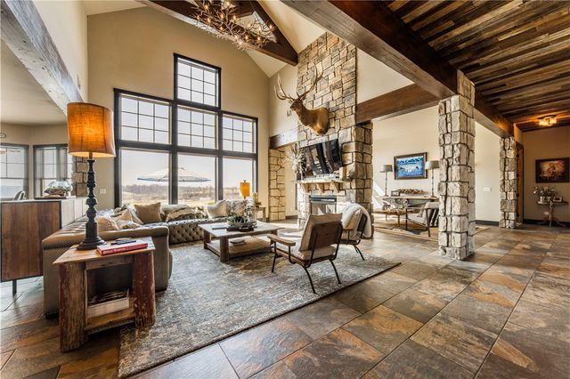 887 1st Avenue, Gentry, AR 72734