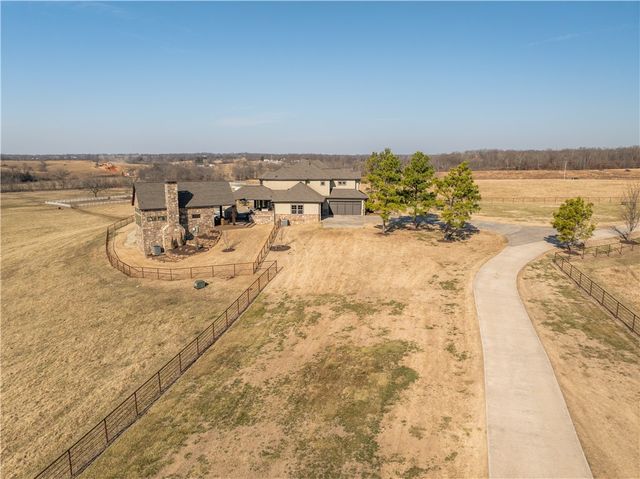887 1st Avenue, Gentry, AR 72734