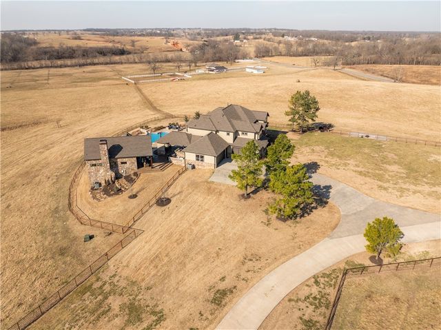 887 1st Avenue, Gentry, AR 72734