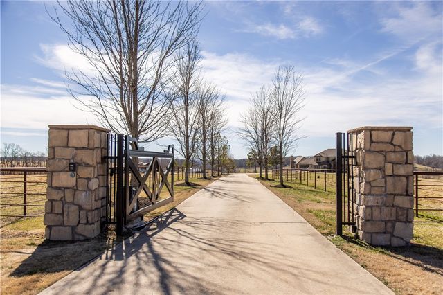 887 1st Avenue, Gentry, AR 72734