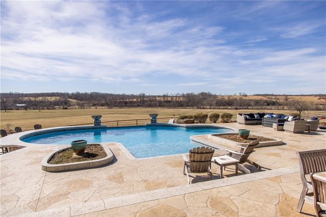 887 1st Avenue, Gentry, AR 72734