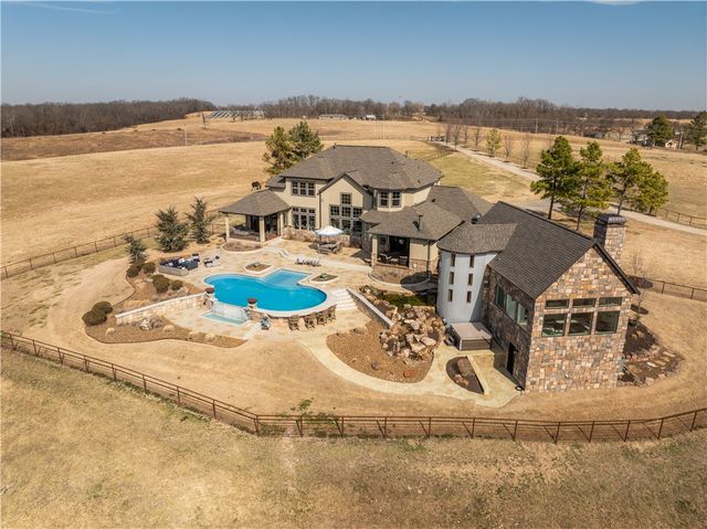 887 1st Avenue, Gentry, AR 72734