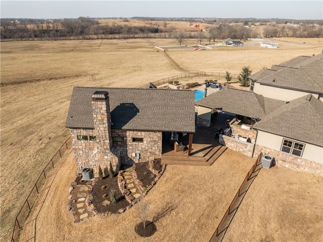 887 1st Avenue, Gentry, AR 72734