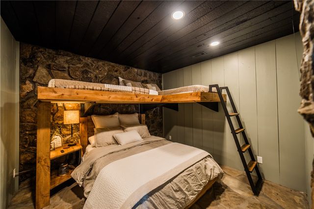 887 1st Avenue, Gentry, AR 72734