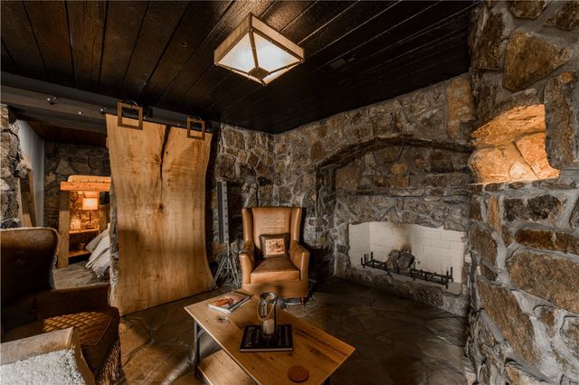 887 1st Avenue, Gentry, AR 72734