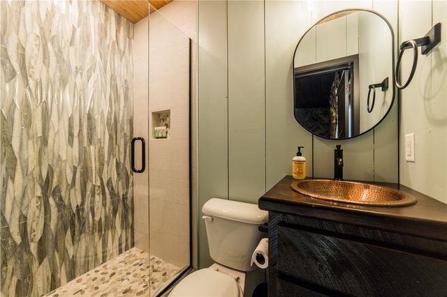 887 1st Avenue, Gentry, AR 72734