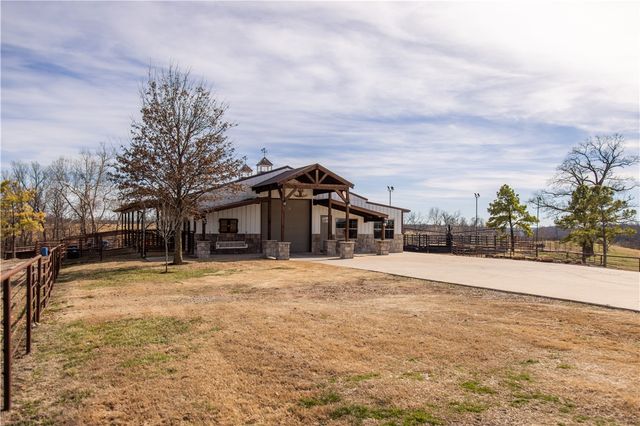 887 1st Avenue, Gentry, AR 72734