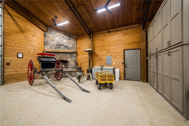 887 1st Avenue, Gentry, AR 72734