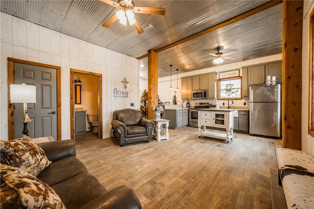 887 1st Avenue, Gentry, AR 72734