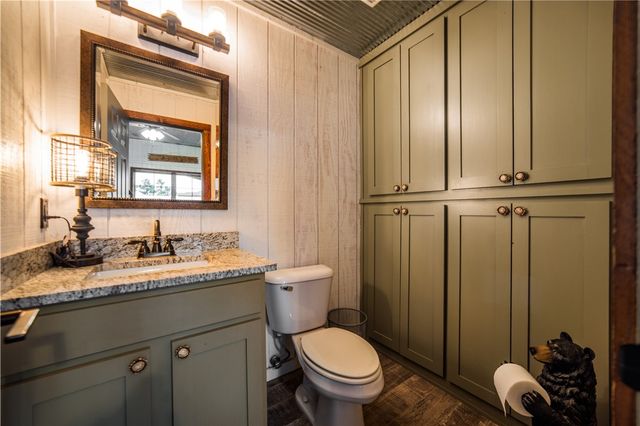 887 1st Avenue, Gentry, AR 72734