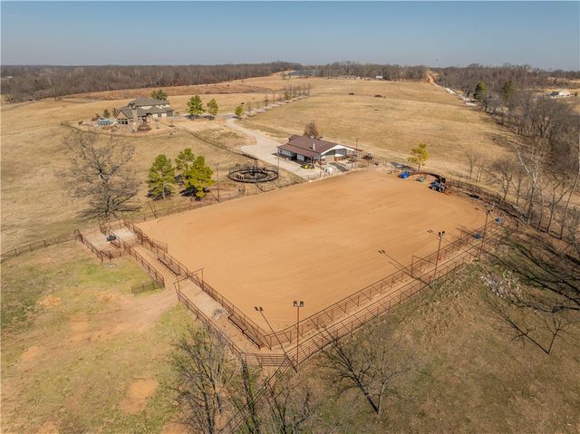 887 1st Avenue, Gentry, AR 72734