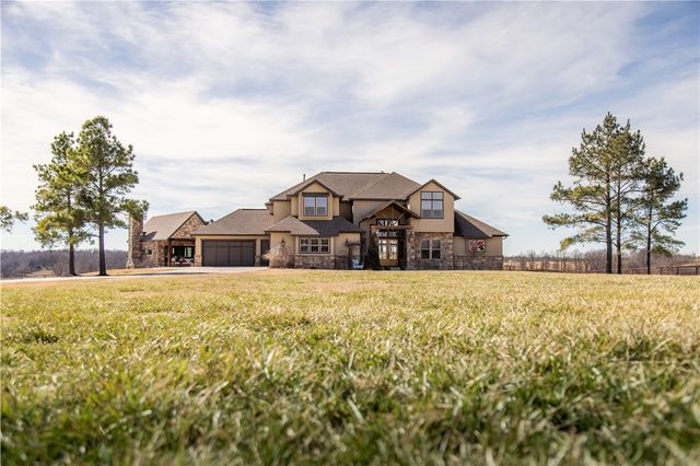 887 1st Avenue, Gentry, AR 72734