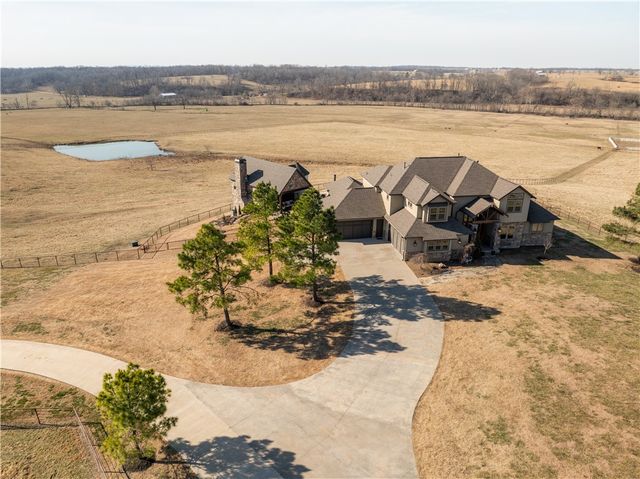 887 1st Avenue, Gentry, AR 72734