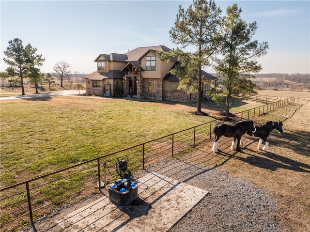 887 1st Avenue, Gentry, AR 72734