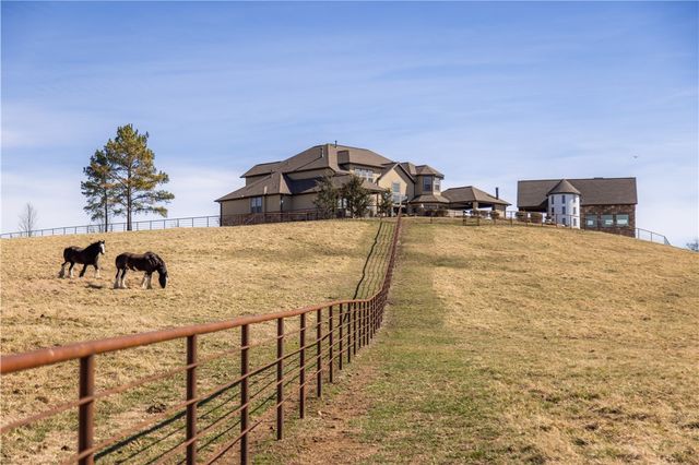 887 1st Avenue, Gentry, AR 72734