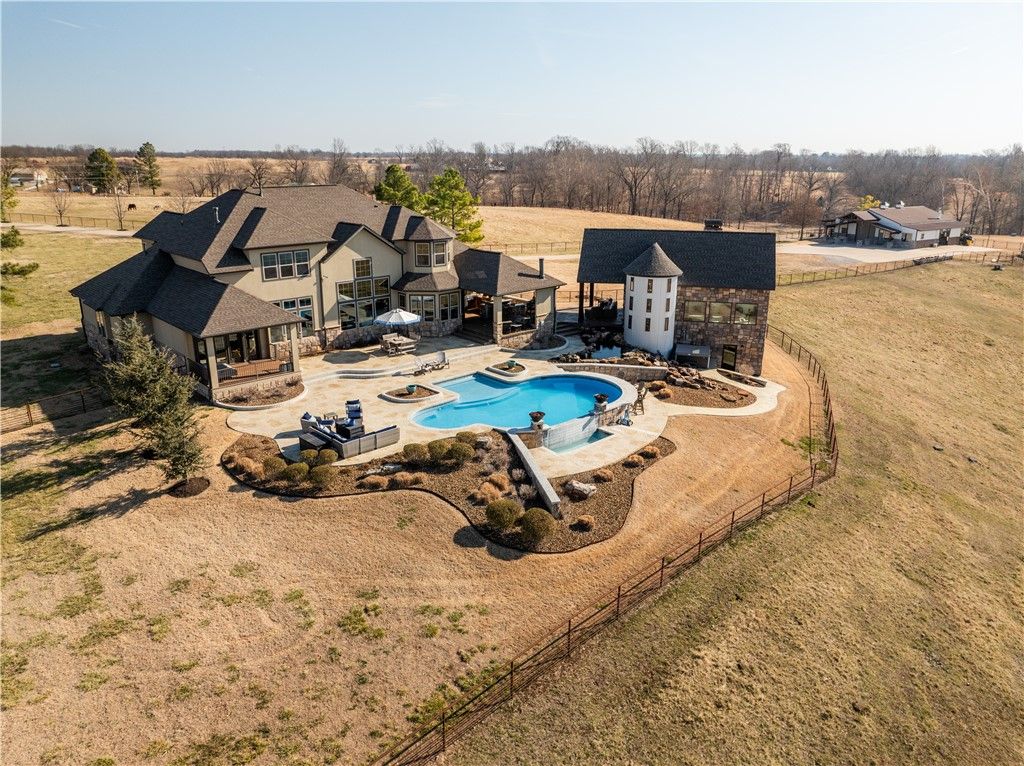 887 1st Avenue, Gentry, AR 72734