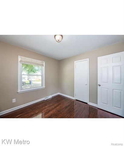 11330 Chalmers Avenue, Warren, MI 48089