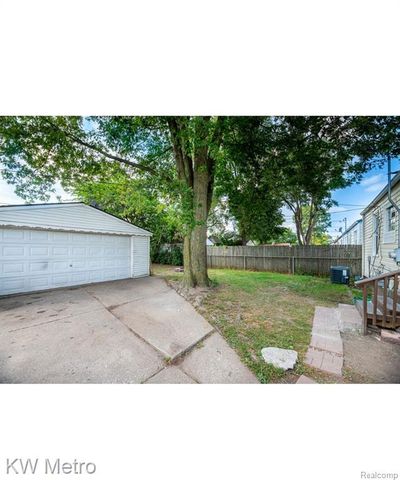 11330 Chalmers Avenue, Warren, MI 48089