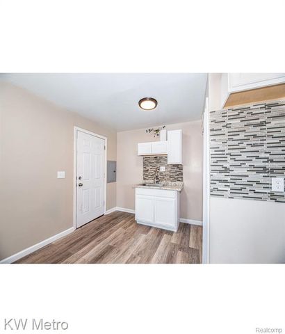 11330 Chalmers Avenue, Warren, MI 48089