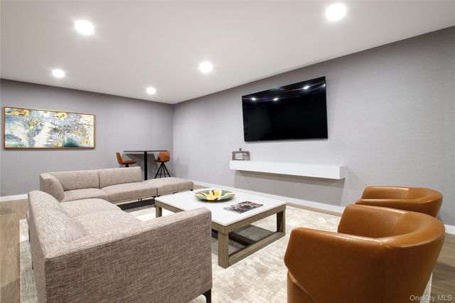 333 Warner Avenue 310, Roslyn, NY 11576