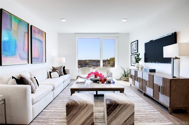 333 Warner Avenue 310, Roslyn, NY 11576