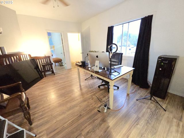 711 N COLUMBIA RIVER Hwy, St Helens, OR 97051