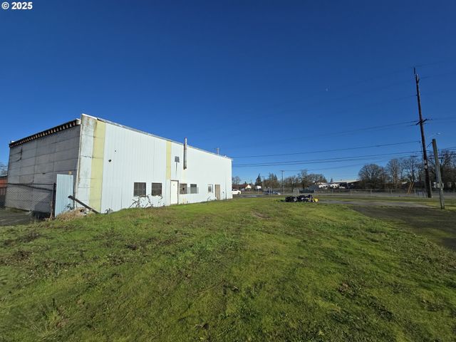 711 N COLUMBIA RIVER Hwy, St Helens, OR 97051