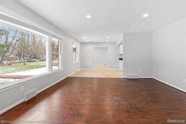 6881 W Dartmoor Road, West Bloomfield, MI 48322