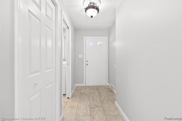 6881 W Dartmoor Road, West Bloomfield, MI 48322