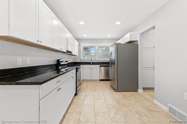 6881 W Dartmoor Road, West Bloomfield, MI 48322
