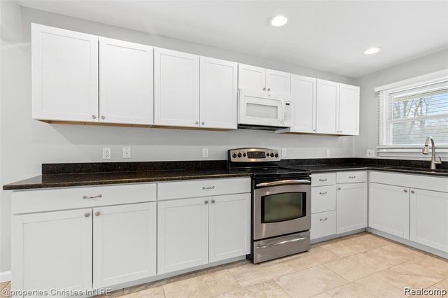 6881 W Dartmoor Road, West Bloomfield, MI 48322