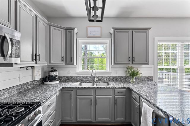 8919 Hollow Oak Dr, Midlothian, VA 23112