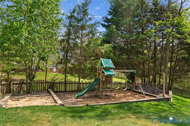 8919 Hollow Oak Dr, Midlothian, VA 23112