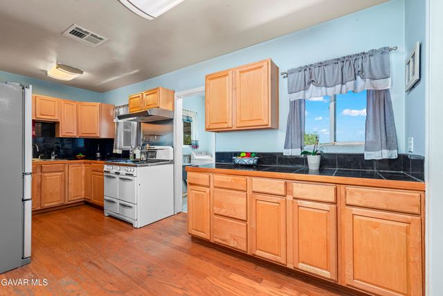 3111 W Avenue L 6, Lancaster, CA 93536
