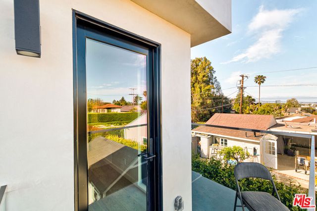 12153 E Palms Boulevard, Los Angeles, CA 90066