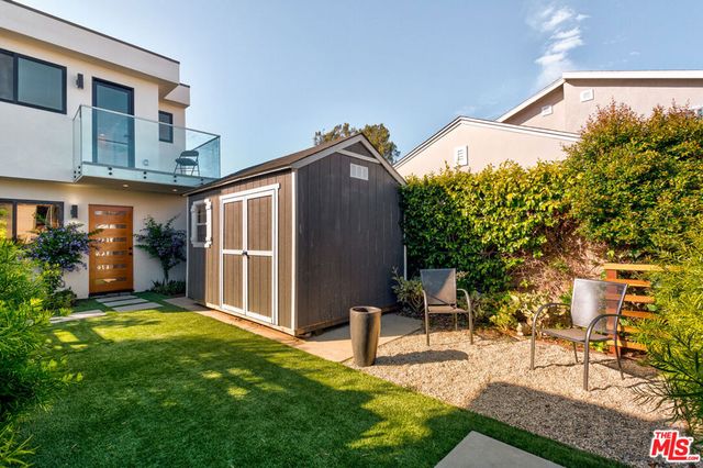 12153 E Palms Boulevard, Los Angeles, CA 90066