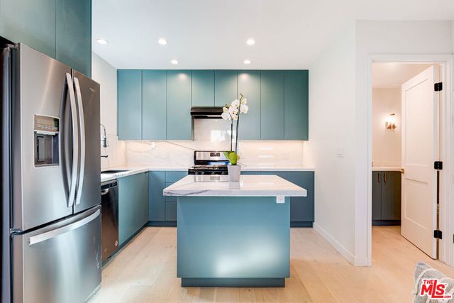 12153 E Palms Boulevard, Los Angeles, CA 90066