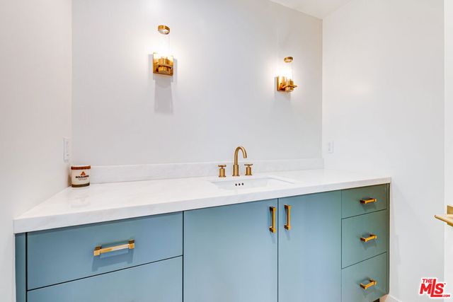 12153 E Palms Boulevard, Los Angeles, CA 90066