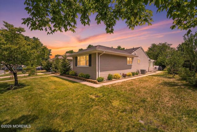 20 Le Lamentin Drive, Toms River, NJ 08757