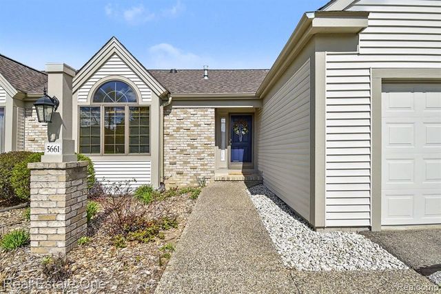 5661 Macintosh Drive, Bay City, MI 48706