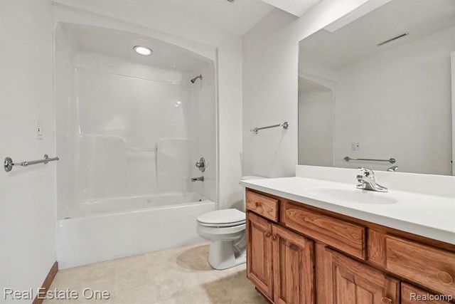 5661 Macintosh Drive, Bay City, MI 48706