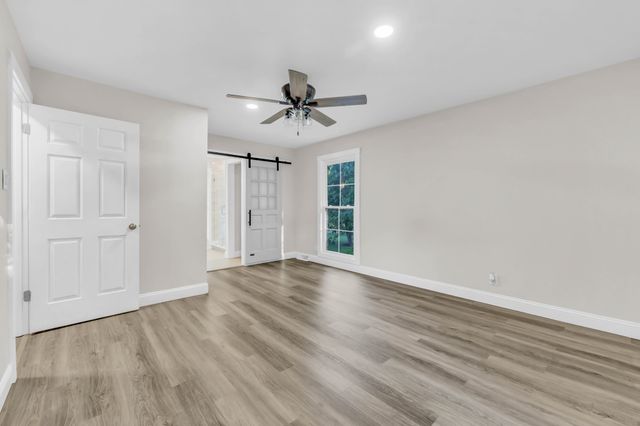 351 Hampshire Dr, Clarksville, TN 37043